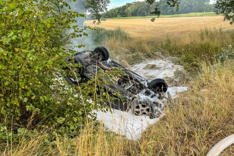 Flotwedel – PKW geht nach Verkehrsunfall in Flammen auf