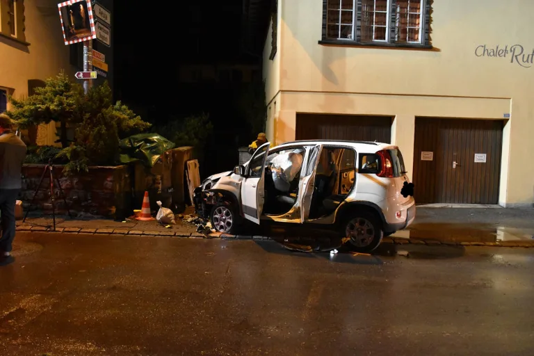 Klosters GR – Auto kollidierte mit Hydrant und Verteilerkasten