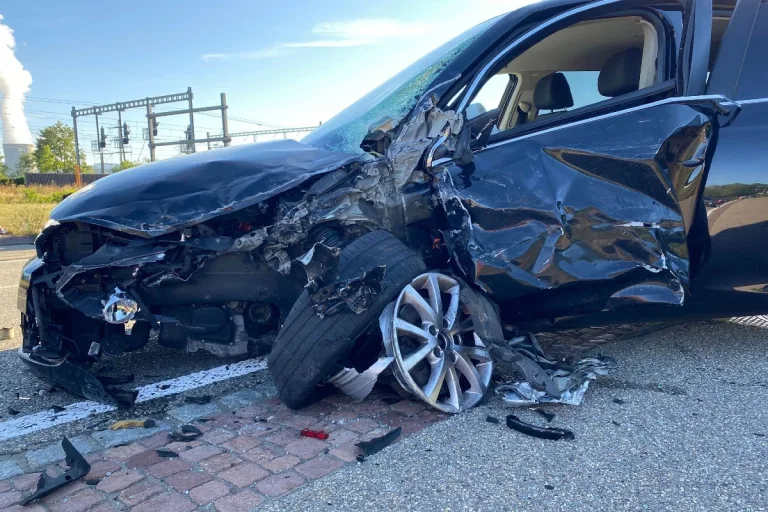 Heftiger Crash in Dulliken SO - Auto gerät auf Gegenfahrbahn