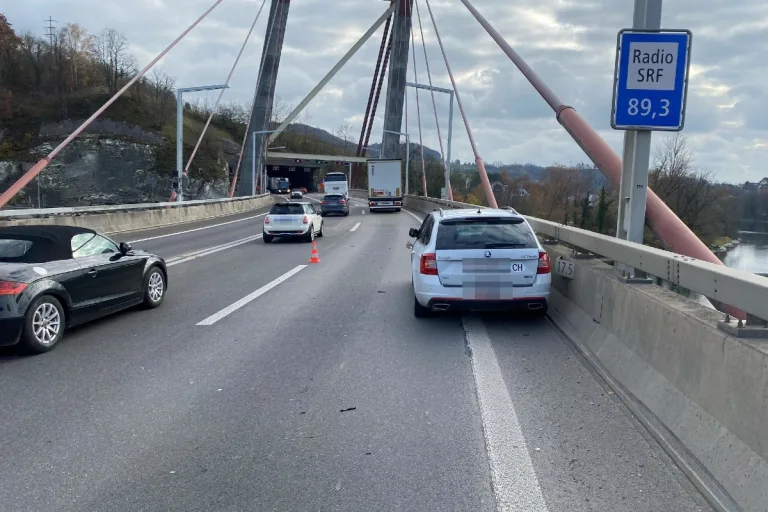 Stadt Schaffhausen - Lastwagenfahrer übersieht und Auto