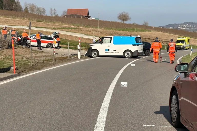 Birmensdorf ZH - Sieben Verletzte nach Unfall mit drei Autos