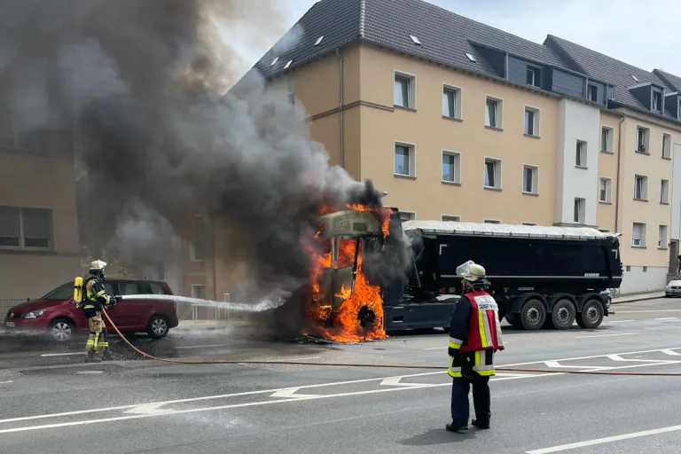 Essen – Zugmaschine geht in Flammen auf