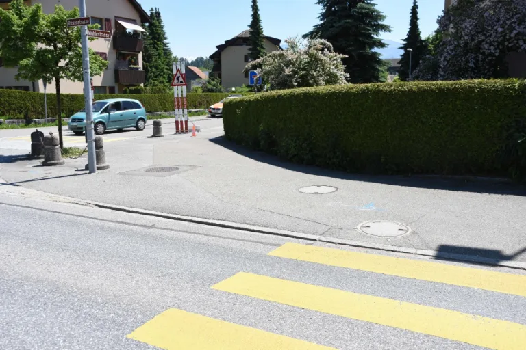 9-jähriger Kickboardfahrer kollidiert in Eschenbach SG mit Töfflifahrer und verletzt sich