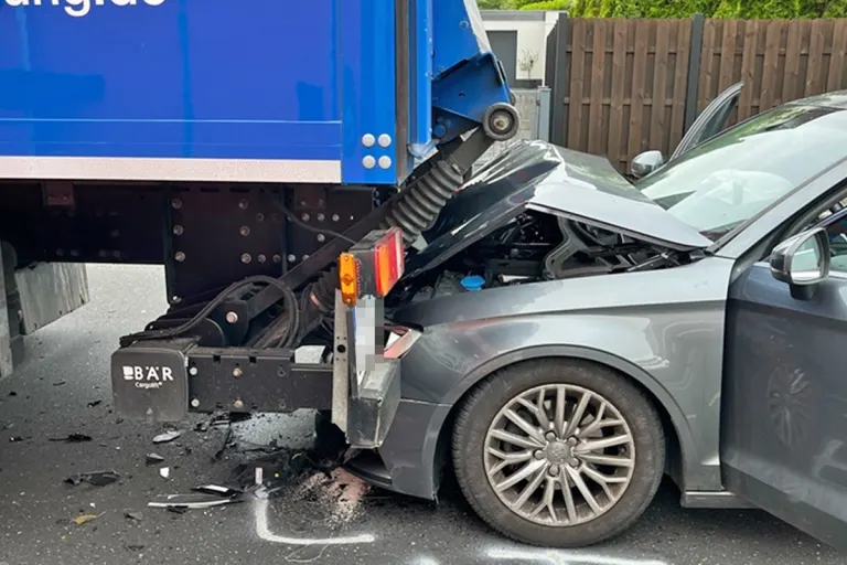 Langenfeld – Ablenkung führt zu Unfall mit hohem Sachschaden