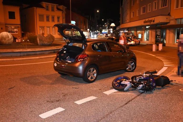Gossau SG - Unfall zwischen einem Auto und einem Motorrad