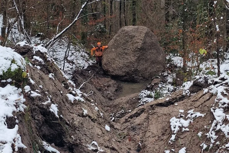 Walchwil ZG – 30-Tonnen-Felsblock beschädigt Hinterbergstrasse