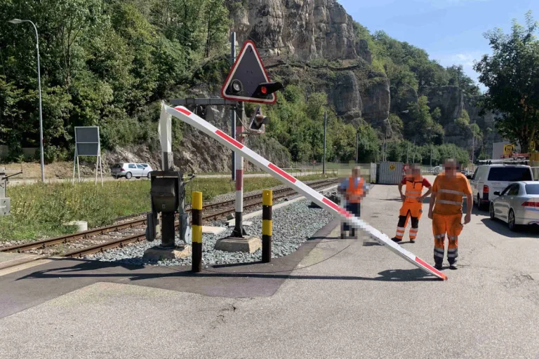 Balsthal SO – In Bahnbarriere gekracht und geflüchtet