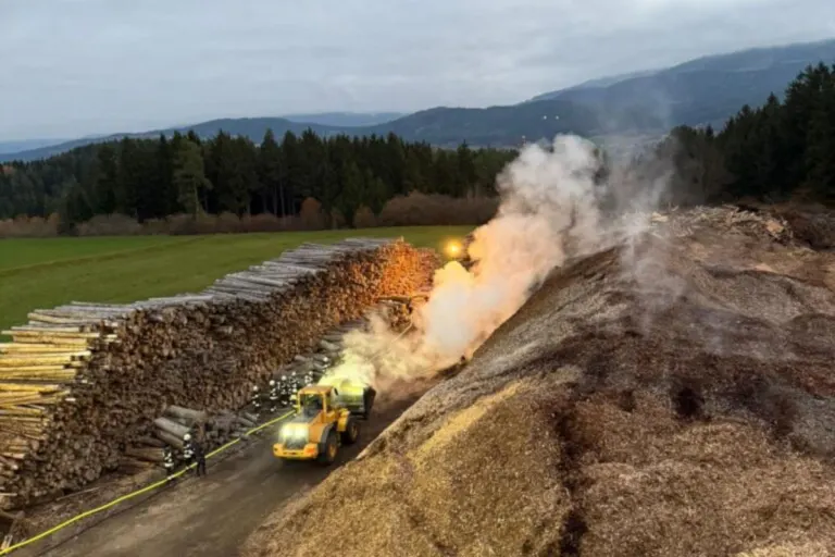 Villach K – Hackschnitzellager in Brand