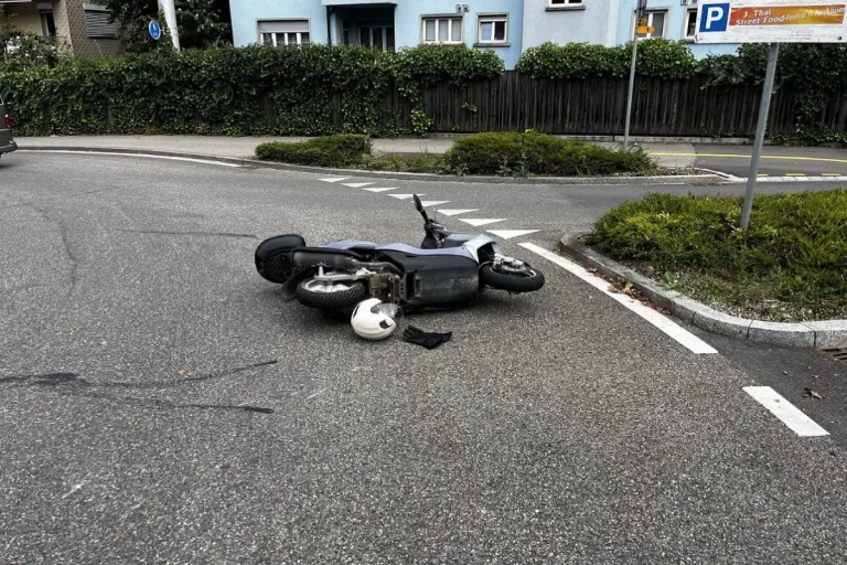 Neuhausen am Rheinfall SH - Rollerfahrer von Auto angefahren und verletzt
