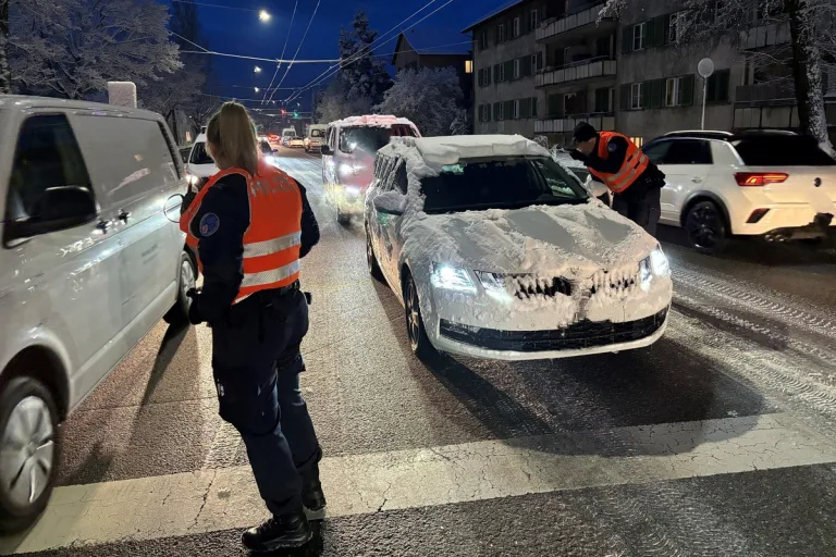 Winterthur ZH - 300 Fahrzeuge kontrolliert - Viele Autos schneebedeckt