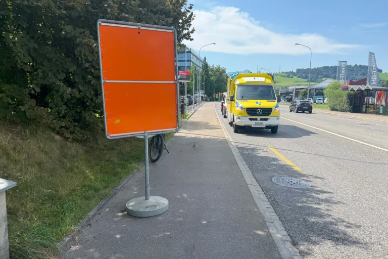 Unfall in Winterthur ZH – E-Bike-Fahrerin kollidiert mit Verkehrsschild
