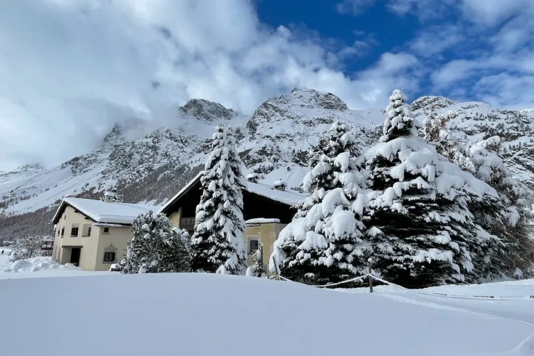 Vorwarnung - Wintereinbruch am Freitag in den Bergen mit teils schwierigen Verhältnissen auf Alpenpässen