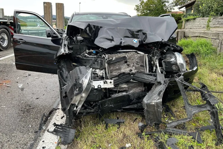 Hendschiken AG - Frontal mit einem Lastwagen kollidiert
