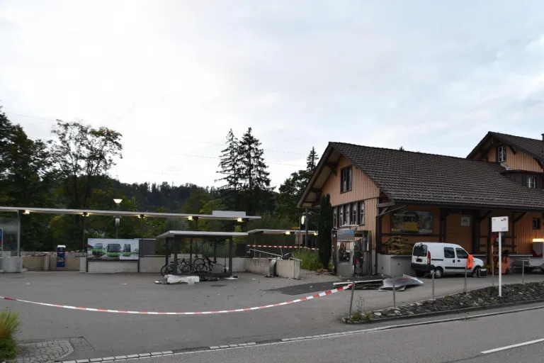 Rikon ZH - Geldautomat gesprengt - mehr als 100'000 Franken Beute gemacht