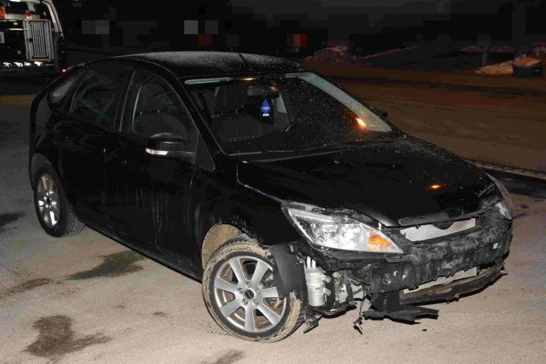 Gossau SG -23-Jähriger im Ford baut Unfall und haut ab