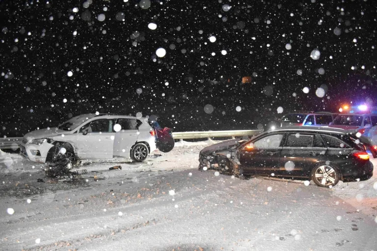 Bivio GR – Unfall auf schneebedeckter Fahrbahn