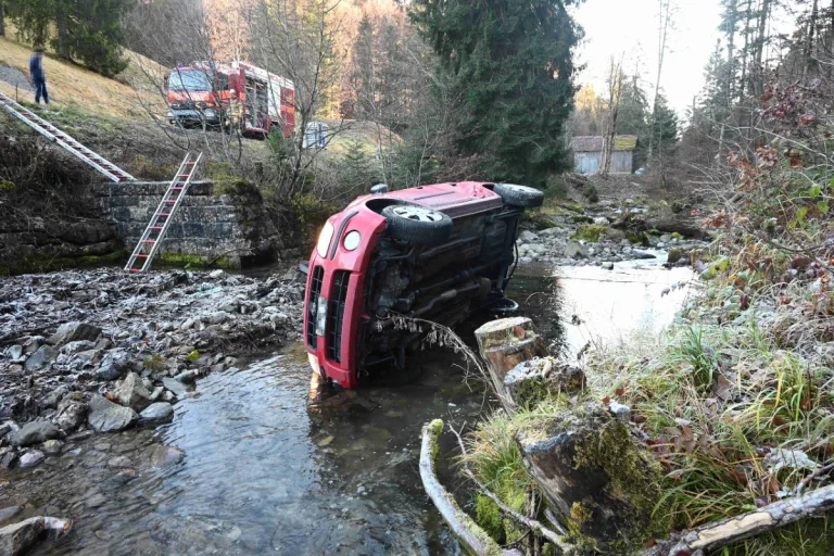 Gams SG - Junge Autolenkerin landet im Bach