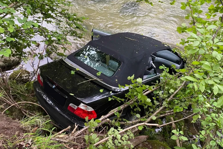 Unfall Neuheim ZG - BMW landet in der Sihl