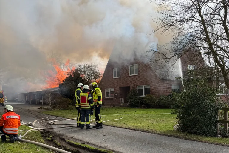 Steddorf – Großbrand zerstört Wohnhaus mit Schwimmbad