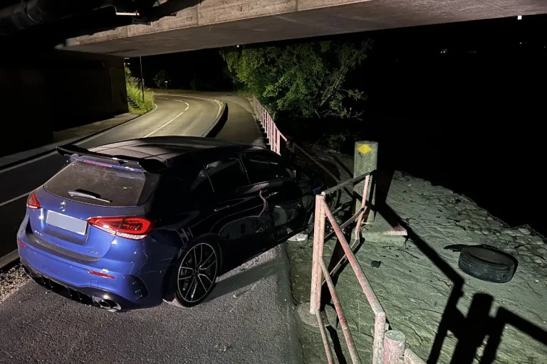 Unfall heute in Neuenhof AG - Betonpfosten verhindert Sturz in Limmat