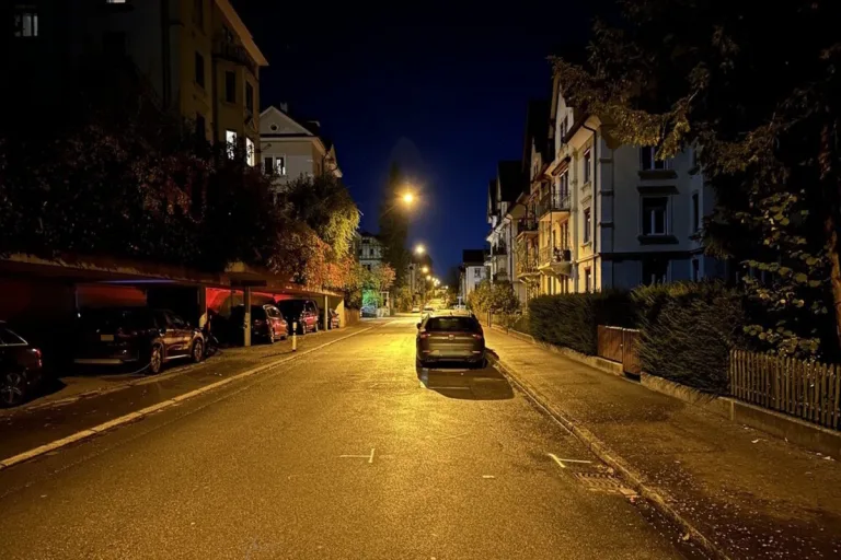 St.Gallen - Fahrunfähig gegen Polizeiauto geprallt