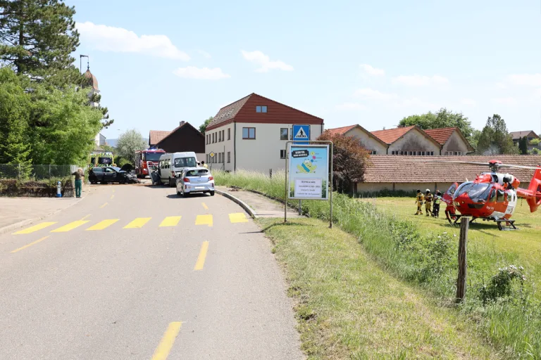 Bonfol JU – Drei Verletzte nach Unfall von Auto mit Schulbus