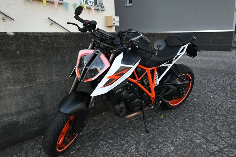 Uzwil SG – Auto prallt in Kreisel gegen Töff