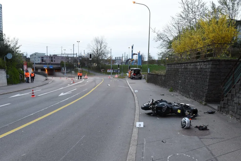 Dietikon ZH – Motorradlenker verletzt sich bei Selbstunfall