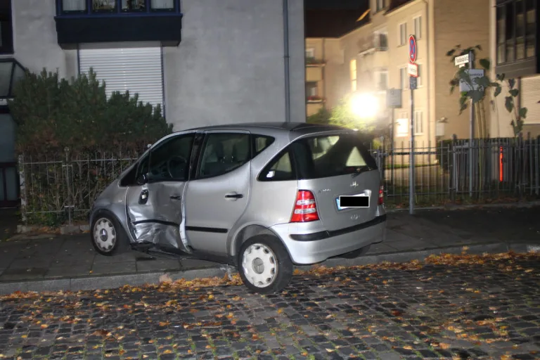 Bielefeld – Verbotenes Kraftfahrzeugrennen führt zu Unfall – Audi-Fahrer gelingt die Flucht