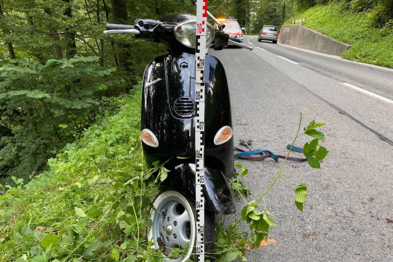 Baar ZG – Roller landet im Tobel
