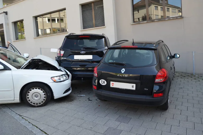 Teufen AR – Lenkerin kracht in parkiertes Fahrzeug