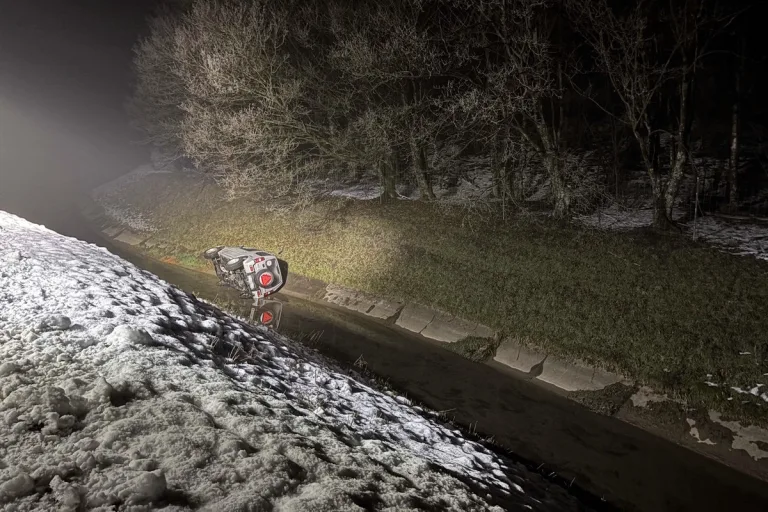 Benken SG – 16-jährige Autofahrerin landet bei Unfall mit Motorkarren im Bach