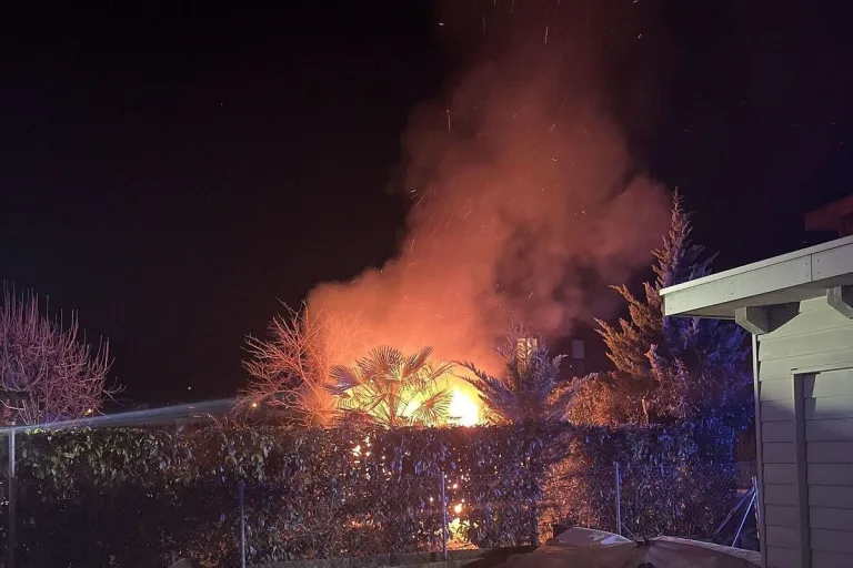 Lausen BL - Gartenhaus bei Brand komplett zerstört
