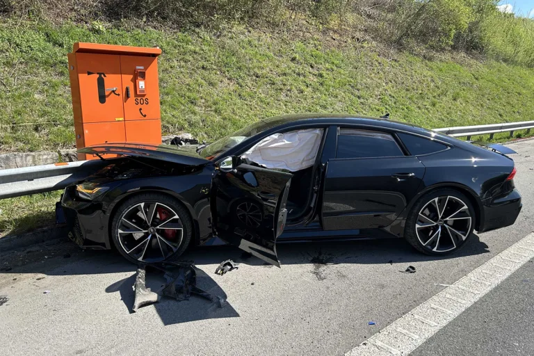 Scherz AG – Sportwagen prallt in Leitplanke auf A3
