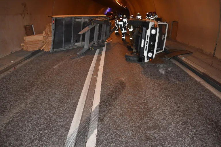 Totalschaden am Anhänger nach Unfall im Umfahrungstunnel bei Trin GR