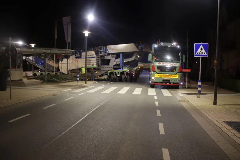 Bad Driburg – Schwertransport bleibt liegen