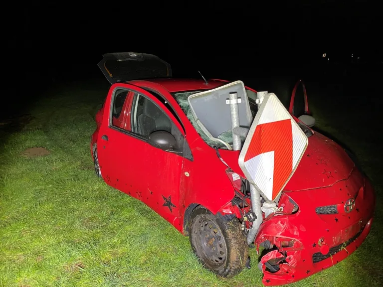Alkoholisiert und ohne Kennzeichen: Frau verursacht Unfall auf B270