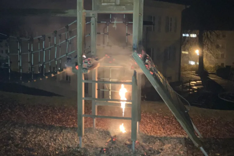 Schwanden GL - Brandstiftung auf Kinderspielplatz