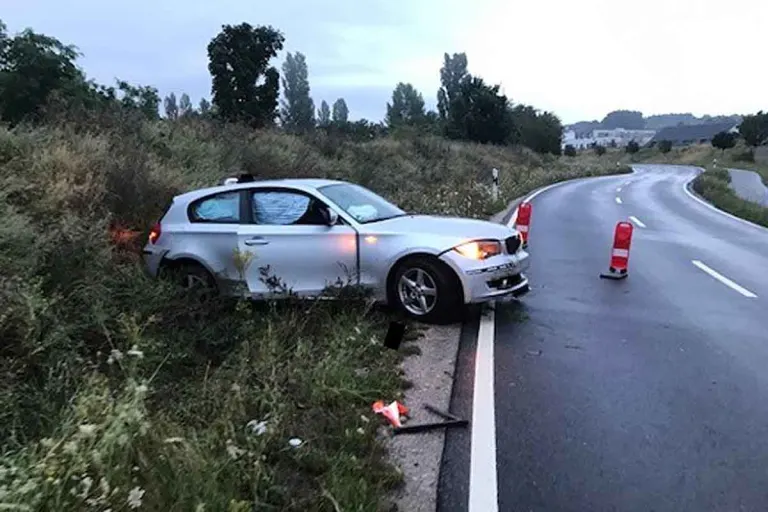 Ingelheim - 19-jähriger BMW-Fahrer unter Alkoholeinfluss verunfallt