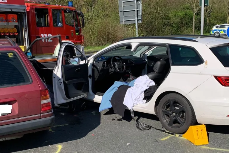 Schwerer Unfall in Recklinghausen-Röllinghausen - Feuerwehr befreit verletzten Patienten aus Fahrzeug