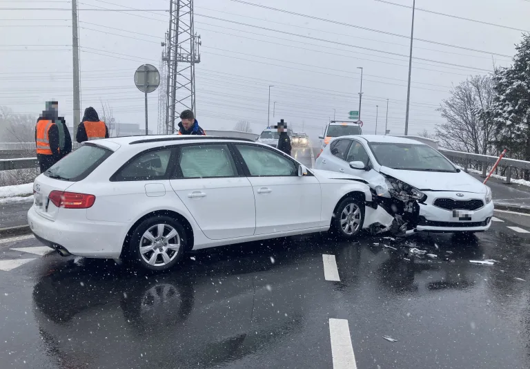 Bilten GL:  24-Jähriger übersieht Auto beim Abbiegen und verursacht Kollision