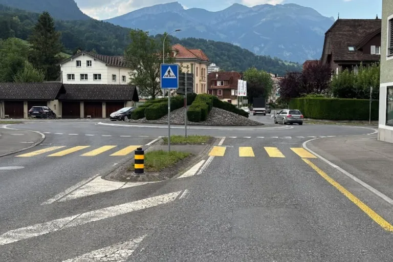 Sarnen OW – Mit Velofahrerin bei Unfall in Kreisel kollidiert