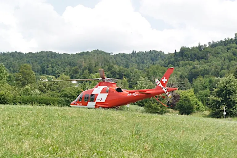 Gasel (Köniz) BE - Schwerer Unfall zwischen Auto und Zug