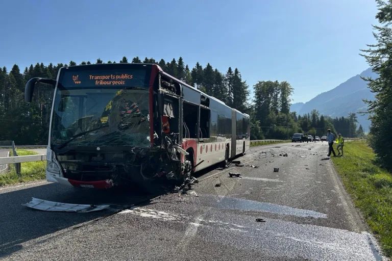 Unfall in Bulle FR – Auto kollidiert frontal mit Linienbus
