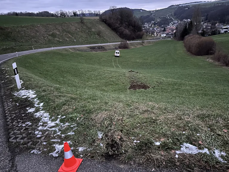 Buus BL – Fahrerflucht nach Selbstunfall mit Lieferwagen – die Polizei sucht Zeugen