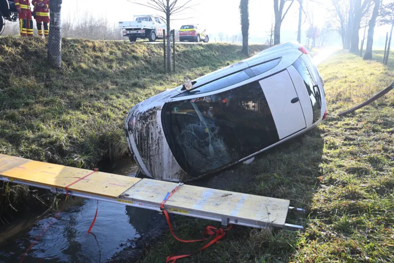 Unfall in Salez SG – Fahrunfähige Lenkerin landet im Bach