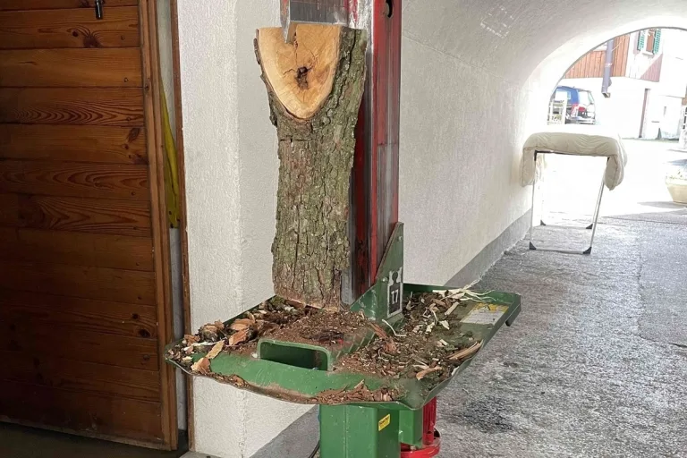 Fläsch GR - Hand mit einer Keilspaltmaschine verletzt