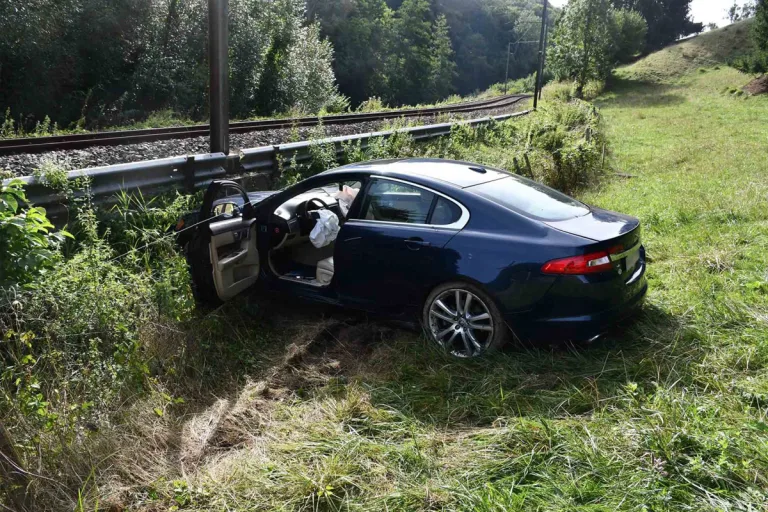 Pensier FR – Autofahrer rutscht bei Unfall 60 Meter Hang hinunter