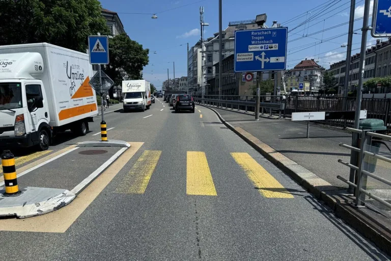 St.Gallen - Fussgängerin von Auto erfasst