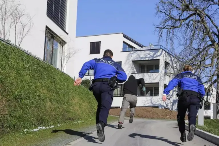 Düdingen FR - Fünf mutmassliche Einbrecher festgenommen